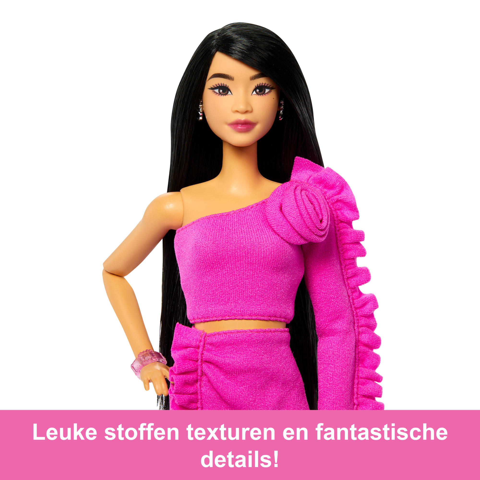 Barbie Luxe Stijl Nr. 2 Pop in Roze Barbiecore Set Met Topje En Rok, Zwart Haar En Beenprothese