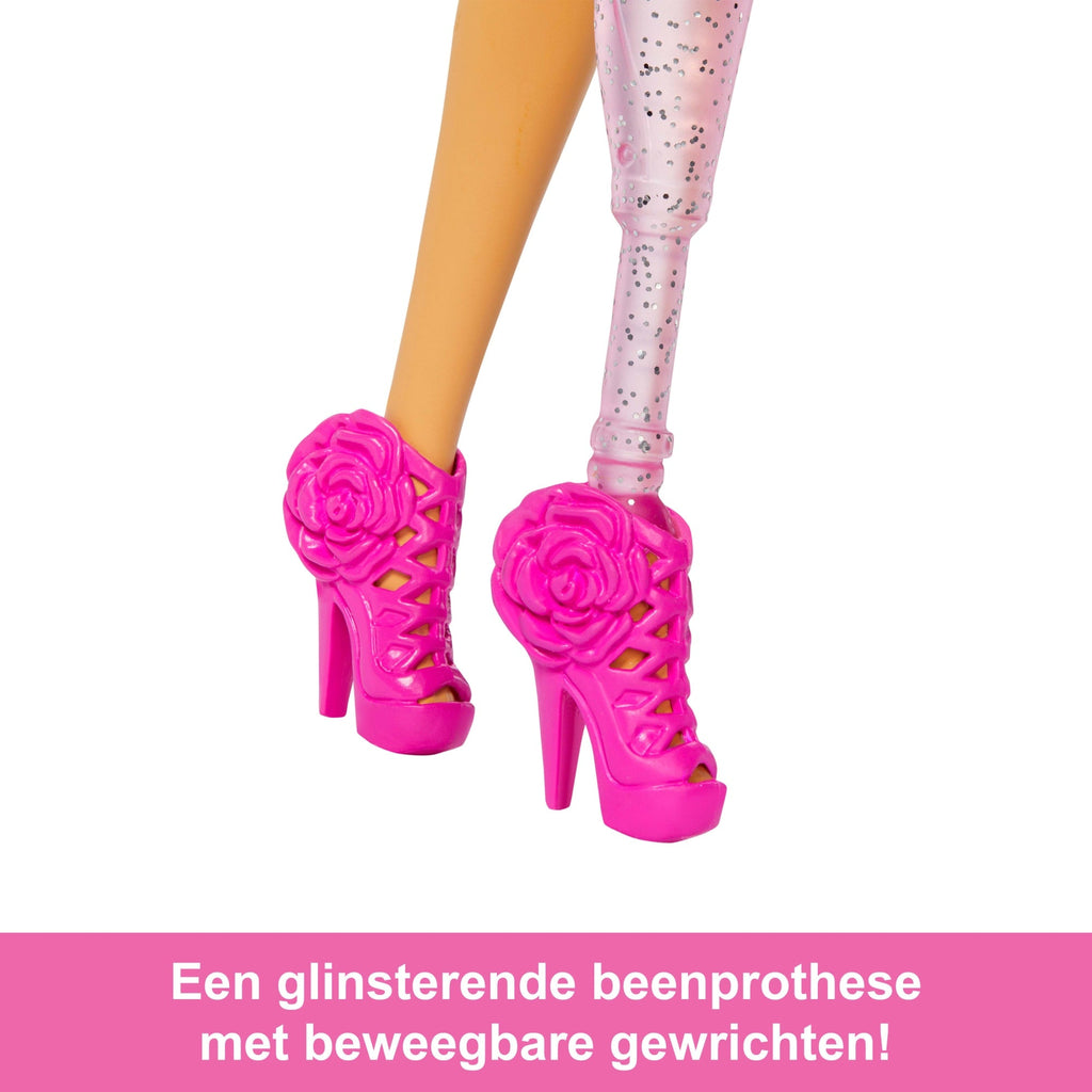 Barbie Luxe Stijl Nr. 2 Pop in Roze Barbiecore Set Met Topje En Rok, Zwart Haar En Beenprothese