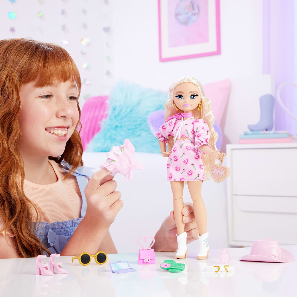 Barbie Dream Besties Malibu Festiwalowe stylizacje Lalka, ubranka i akcesoria Zestaw modowy Zabawka 4+