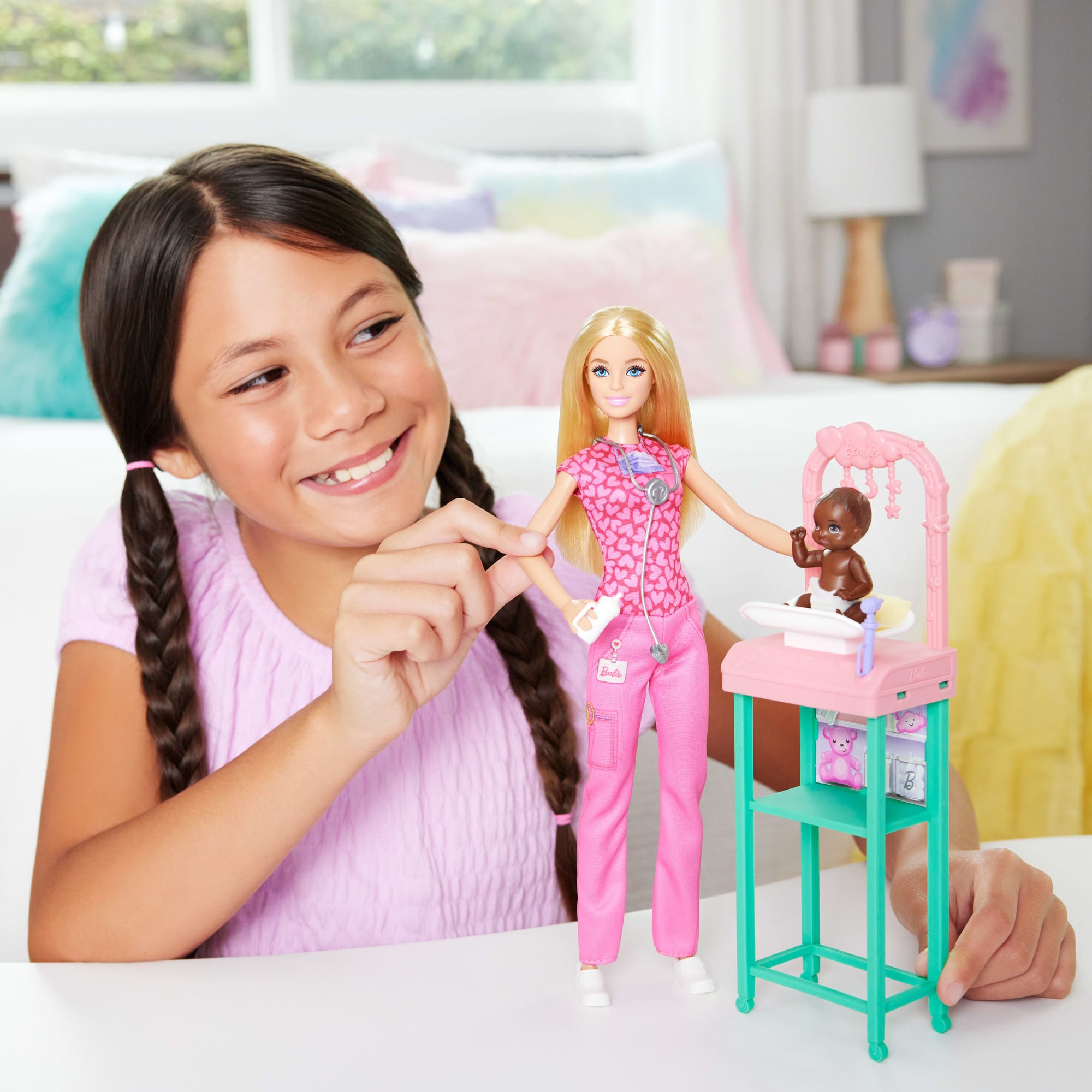 Muñeca Barbie Pediatra Con Muñeca De Moda Rubia, 1 Muñeco Bebé, Muebles Y Accesorios