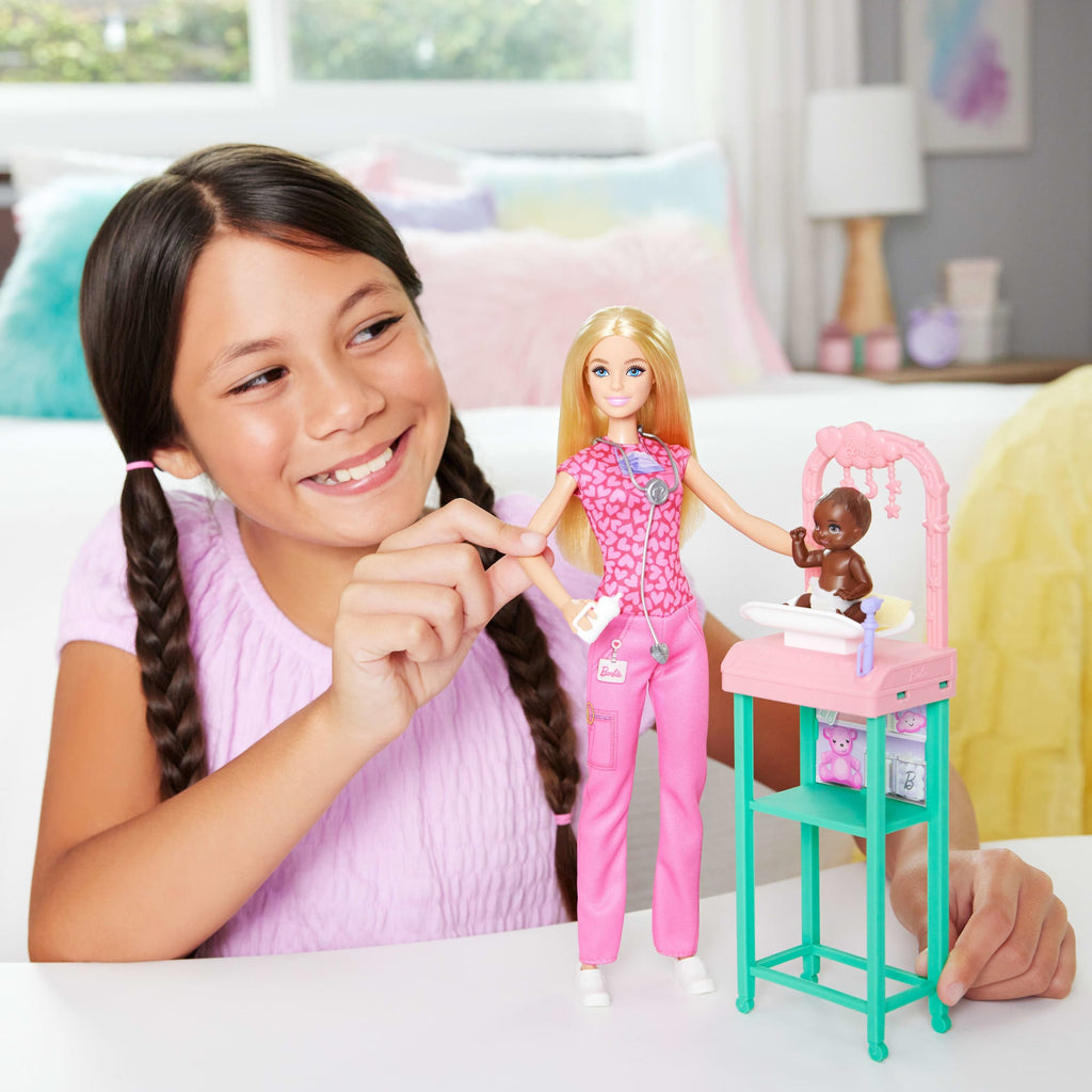 Barbie Babydokter Pop Met Blonde Modepop, 1 Babypop, Meubels En Accessoires