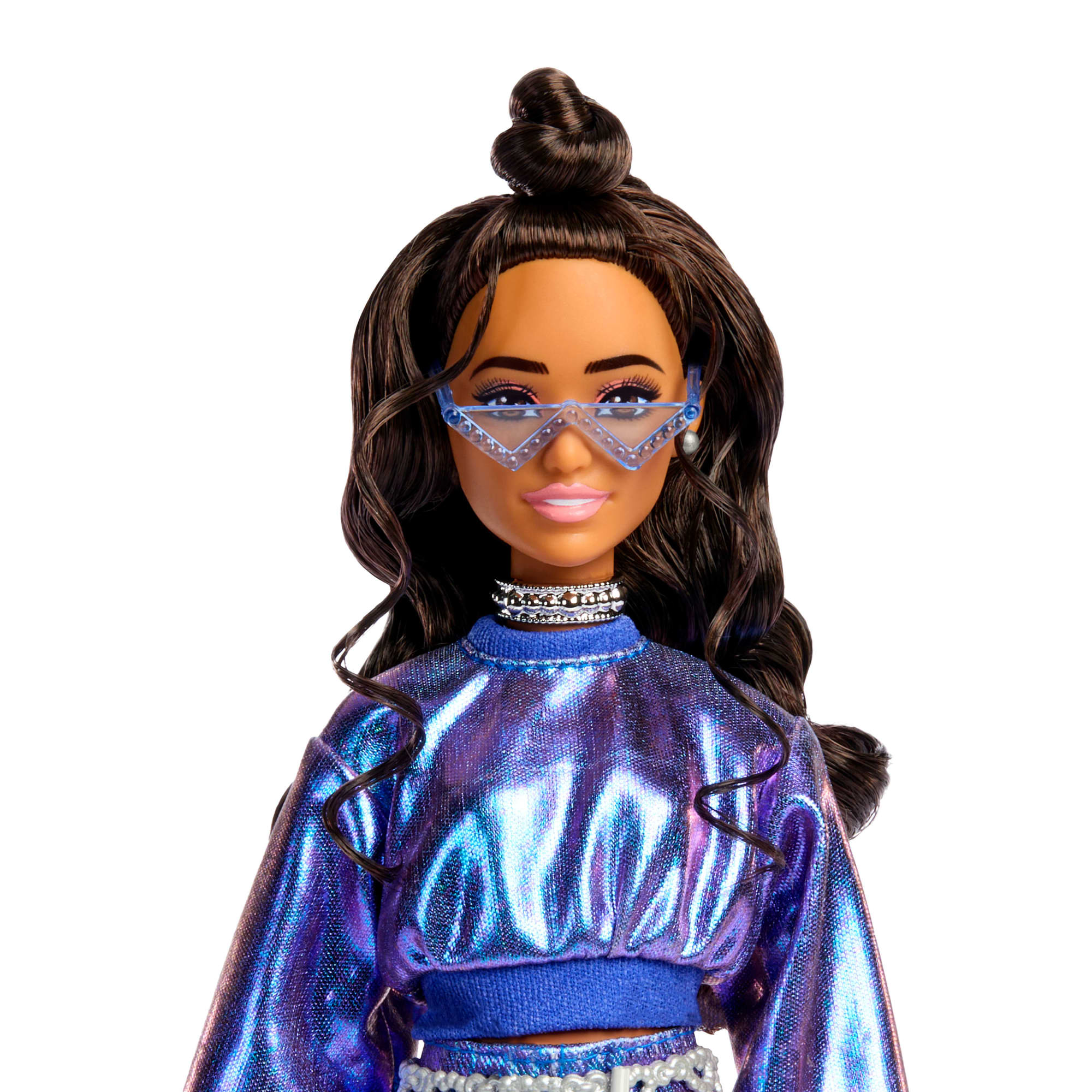 Κούκλα Barbie Deluxe Style #7 Με Μεταλλικό Μπλε Μπλουζάκι Και Φούστα Με Αξεσουάρ, Σκούρα Καστανά Μαλλιά