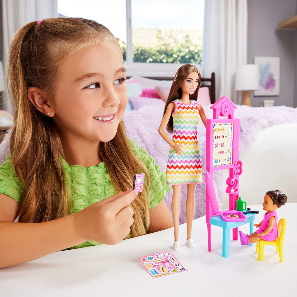 Barbie-Puppe Lehrerin Mit Brünetter Modepuppe, 1 Kleinkind-Puppe Und Unterrichtszubehör