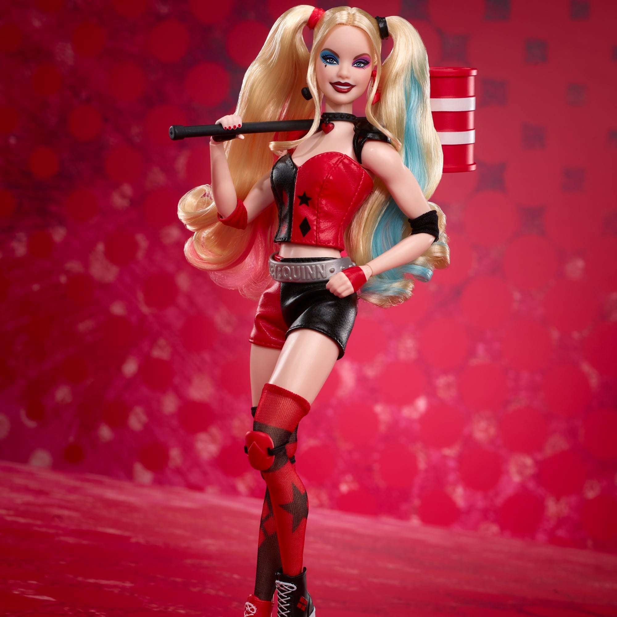Barbie Signature Bambola Da Collezione  Harley Quinn Con Corpo Snodabile, Abbigliamento Iconico E Accessorio Per Il Martello, Da Collezione Dc Batman 85° Anniversario, Hrm84
