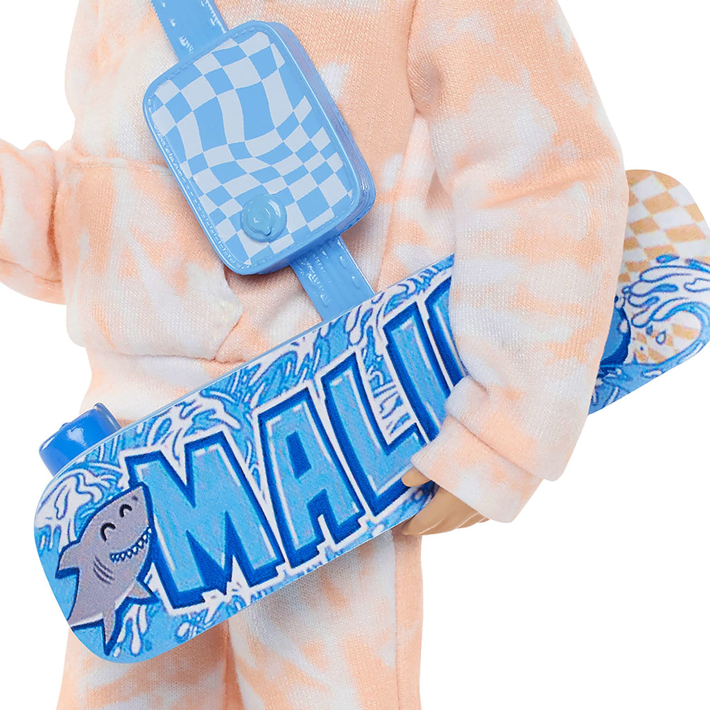 Barbie Dream Besties Ken-Modepuppe Mit 9 Zubehörteilen Zum Thema Sommer Und Skateboard