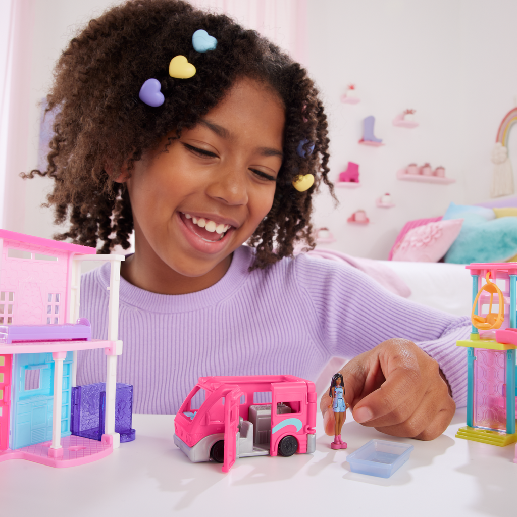 Set Bambola E Veicolo Barbie Mini Barbieland Con Bambola Da 3,8 Cm E Camper Dei Sogni Con Piscina Cambia-Colore