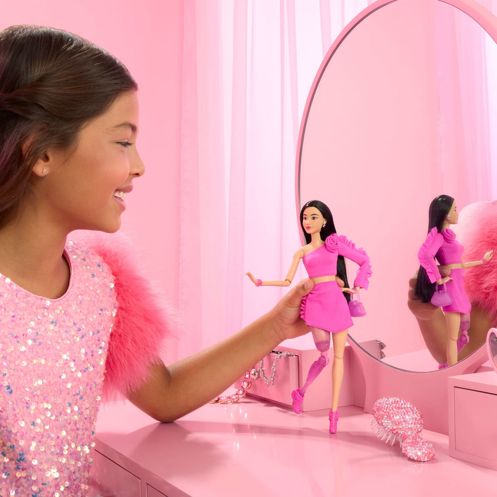 Barbie Deluxe Style-Puppe Nr. 2 Mit Pinkfarbenem Barbiecore-Oberteil Und Passendem Rock, Schwarzen Haaren Und Beinprothese