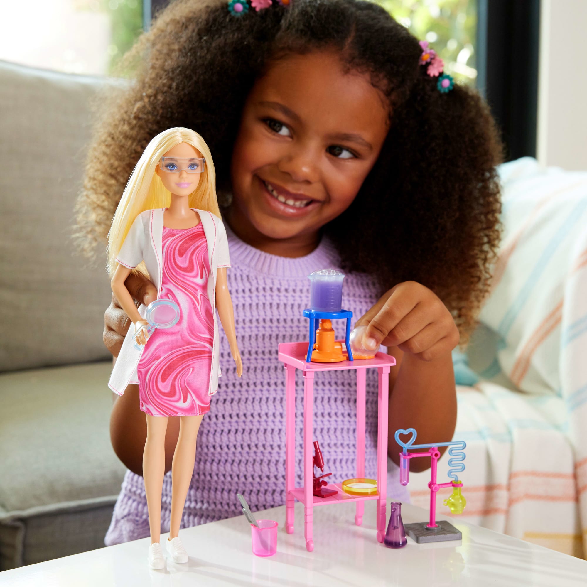 Barbie Wetenschapper, Pop En Accessoires, Met Blonde Modepop, Laboratoriumtafel, En Van Kleur Veranderende Accessoires