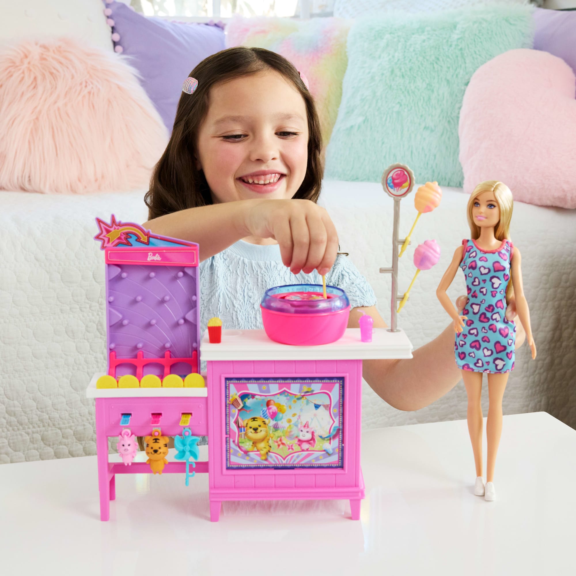 Conjunto De Juego De “Barbie Mysteries: Beach Detectives” Con Muñeca Barbie Malibu Y Puesto De Juegos Con Máquina De Algodón De Azúcar Y Accesorios