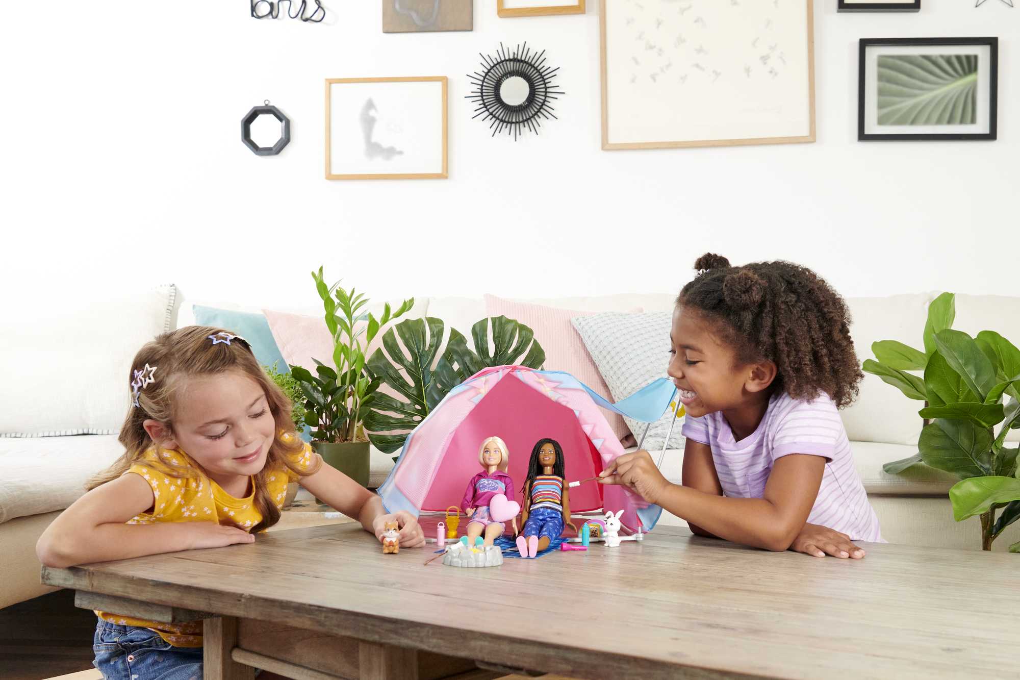 Barbie® Malibu ve Brooklyn Kampta Oyun Seti
