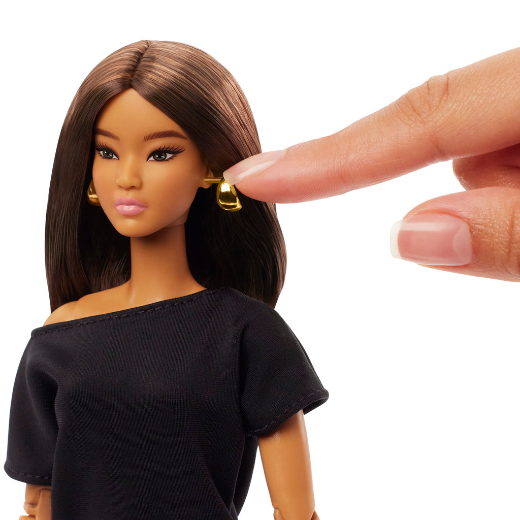 Muñeca De Coleccionista Barbie Basics Modelo 01 Con Pelo Castaño, Vestido Negro Y Botines De Punta
