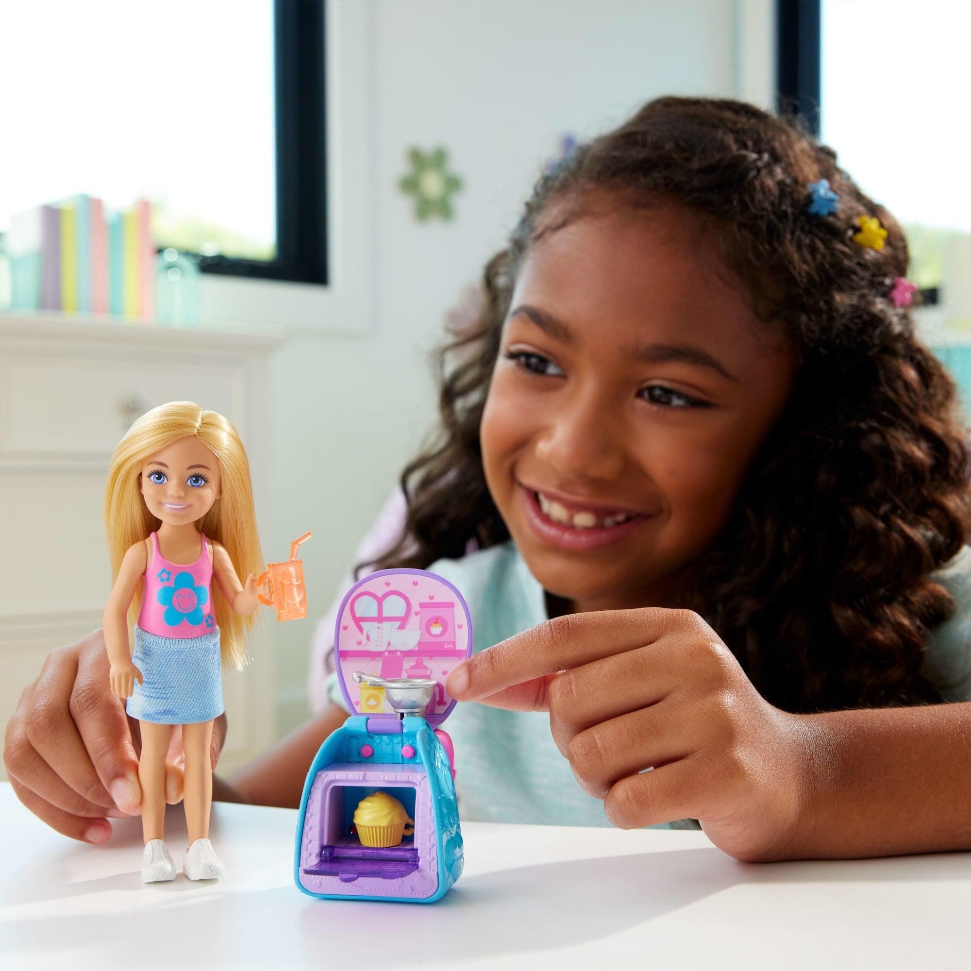 Muñeca Chelsea De Familia Y Amigos De Barbie Con Mochila Para Preparar Magdalenas, Accesorios Y Mochila Con Pieza De Juego De Magdalena