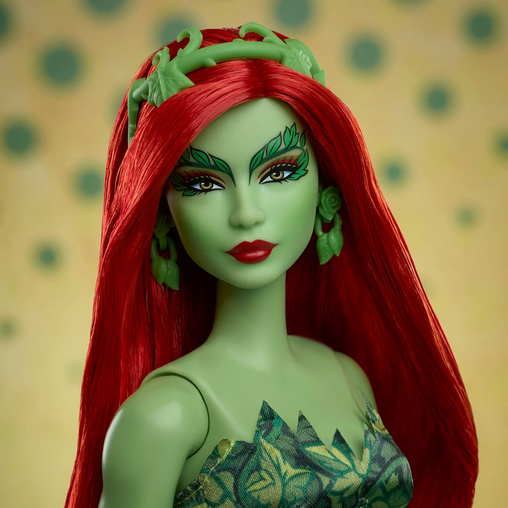 Barbie Signature Poison Ivy, Bambola Da Collezione Con Corpo Snodabile, Abito Iconico E Accessori, Da Collezione Dc Batman 85° Anniversario, Hrm51