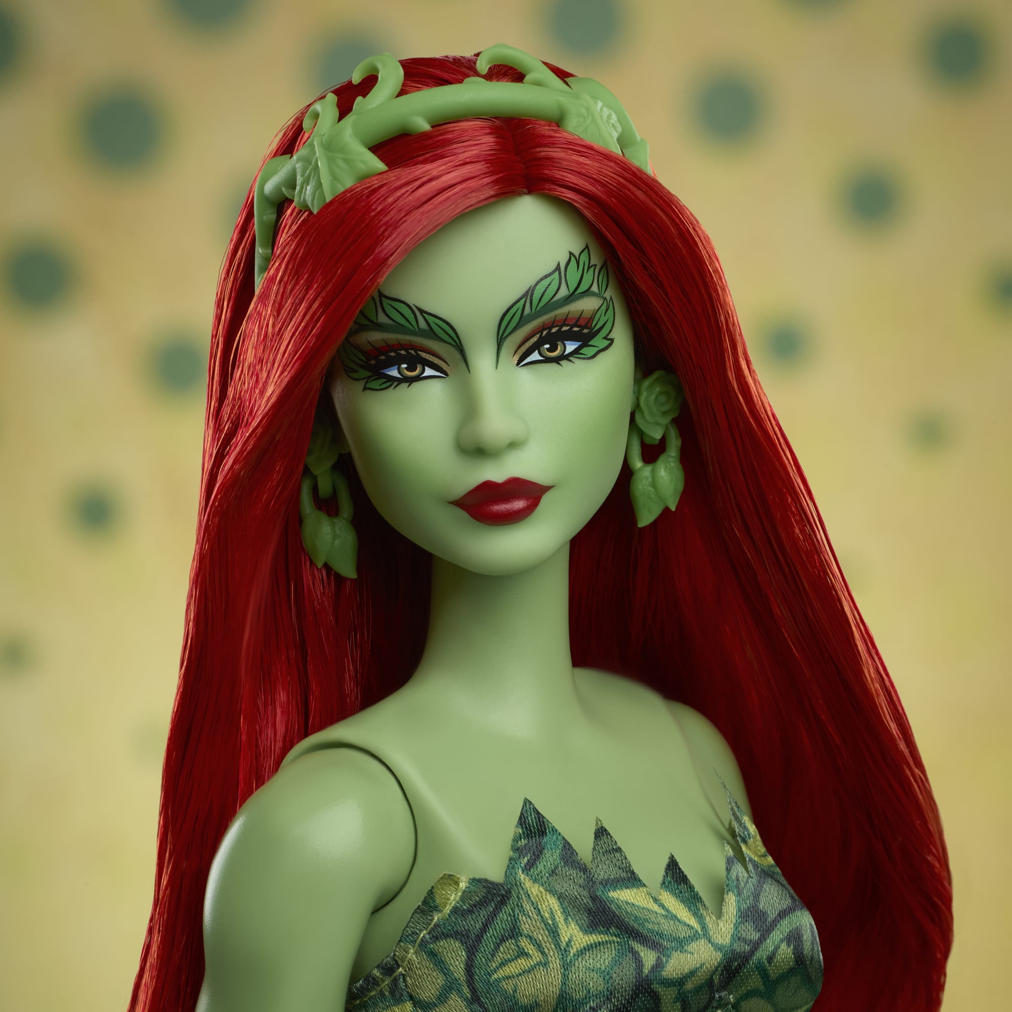 Barbie Signature Poison Ivy, Bambola Da Collezione Con Corpo Snodabile, Abito Iconico E Accessori, Da Collezione Dc Batman 85° Anniversario, Hrm51