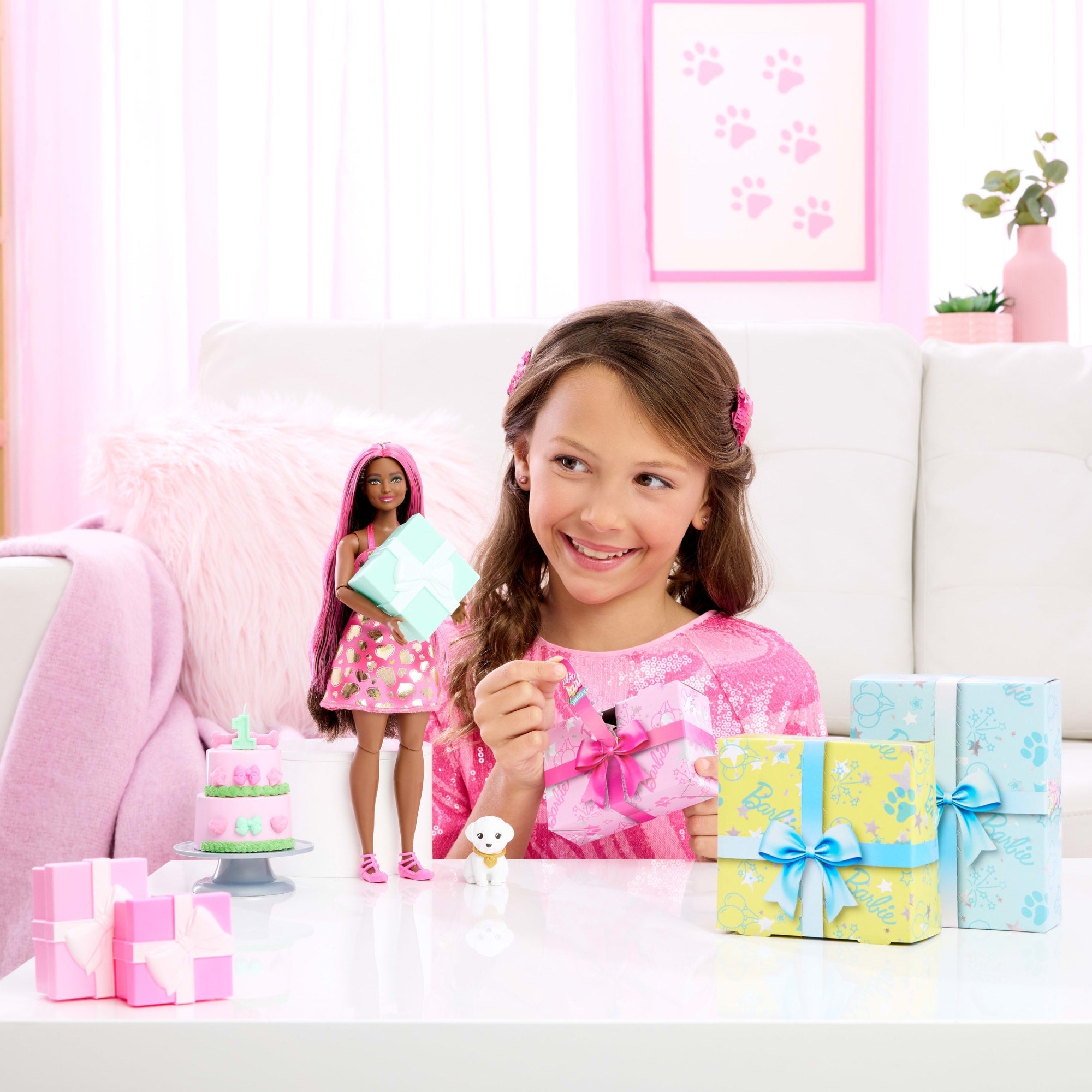 Barbie Party Unboxed Imprezowe niespodzianki Urodziny pieska Lalka, figurka zwierzątka i akcesoria Zestaw Błyszczące serduszka 10 niespodzianek Zabawka 3+