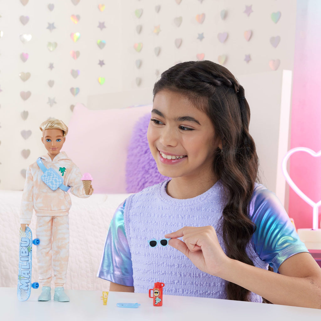 Barbie Dream Besties Ken Modepop Met 9 Accessoires Met Zomer- En Skateboardthema