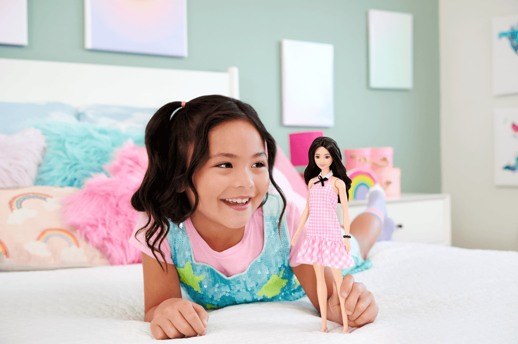 Barbie Fashionista Puppe Mit Schwarzen Haaren, Rosa Gingham-Kleid
