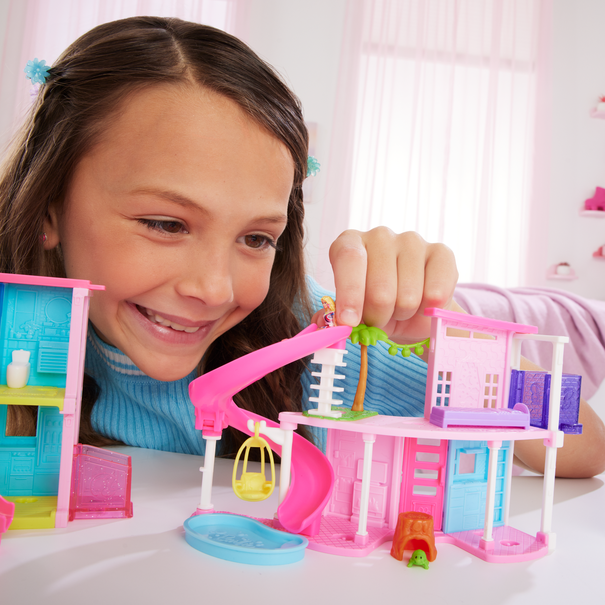 Playset Casa Delle Bambole Barbie Mini Barbieland Con Bambola Da 3,8 Cm, Mobili E Accessori (I Modelli Possono Variare)