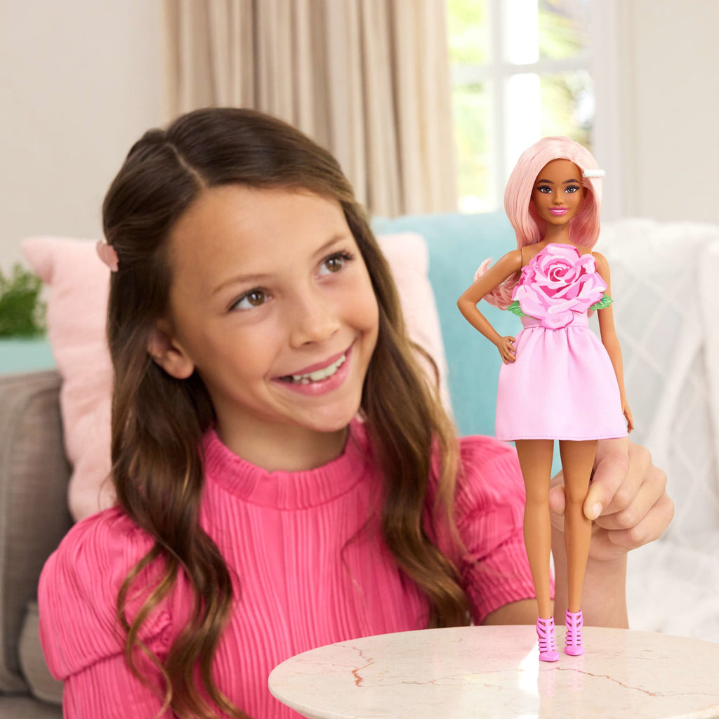 Barbie Fashionistas Puppe Nr. 238 in Einem Trägerlosen Rosenkleid, Rosa Haare Mit Spangenzubehör