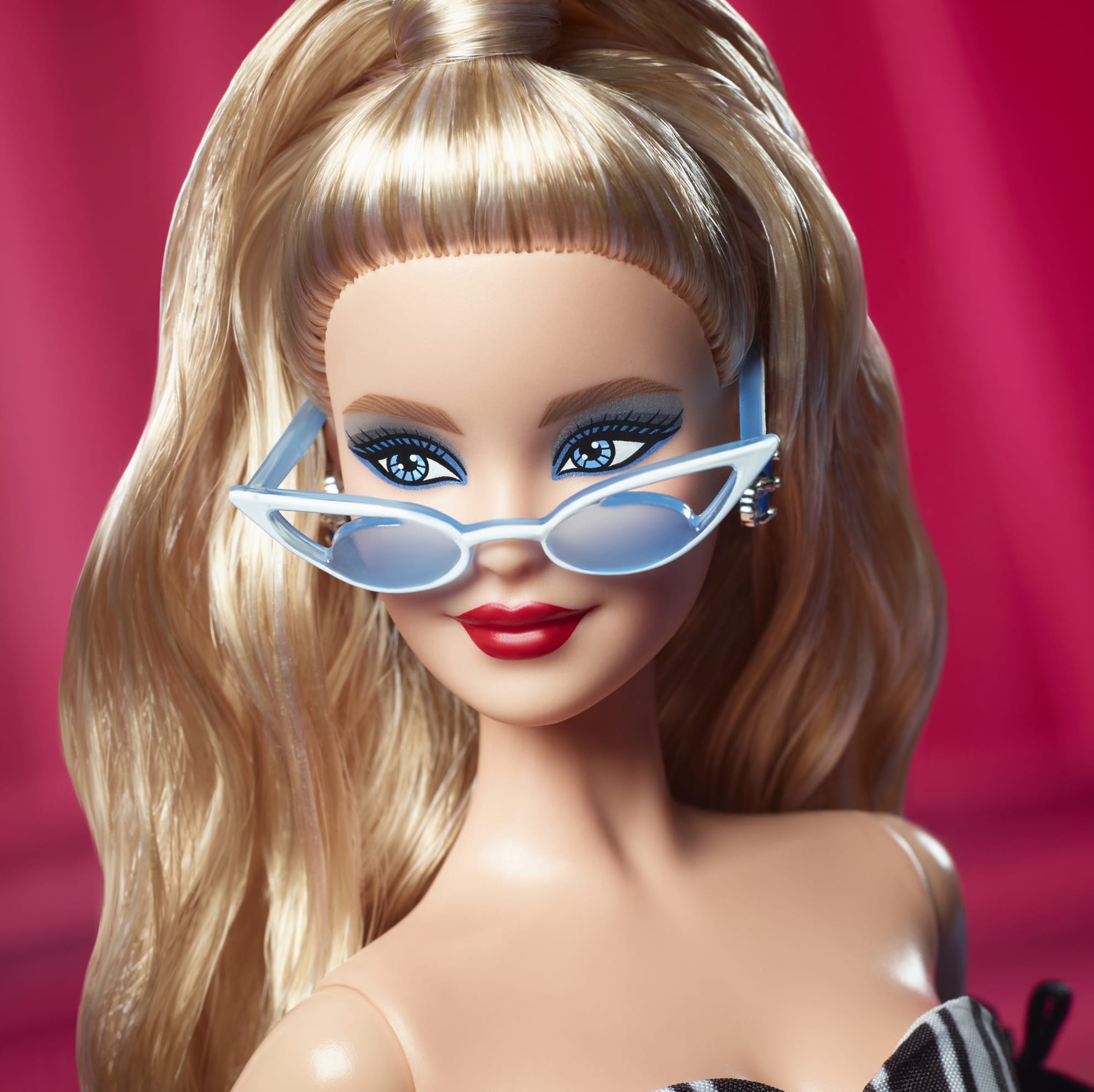 Barbie Signature 65° Anniversario bambola collezionabile con capelli biondi e abito bianco e nero