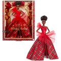 Barbie Poupée Barbie Joyeux Noël 2024 Poupée De Collection Aux Cheveux Noirs Avec Robe À Carreaux Dans Un Emballage À Exposer
