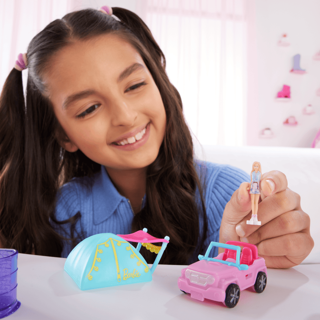 Barbie Mini Barbieland, Set Con Veicolo E Bambola Da 3,8 Cm, Suv Cambia Colore E Tenda