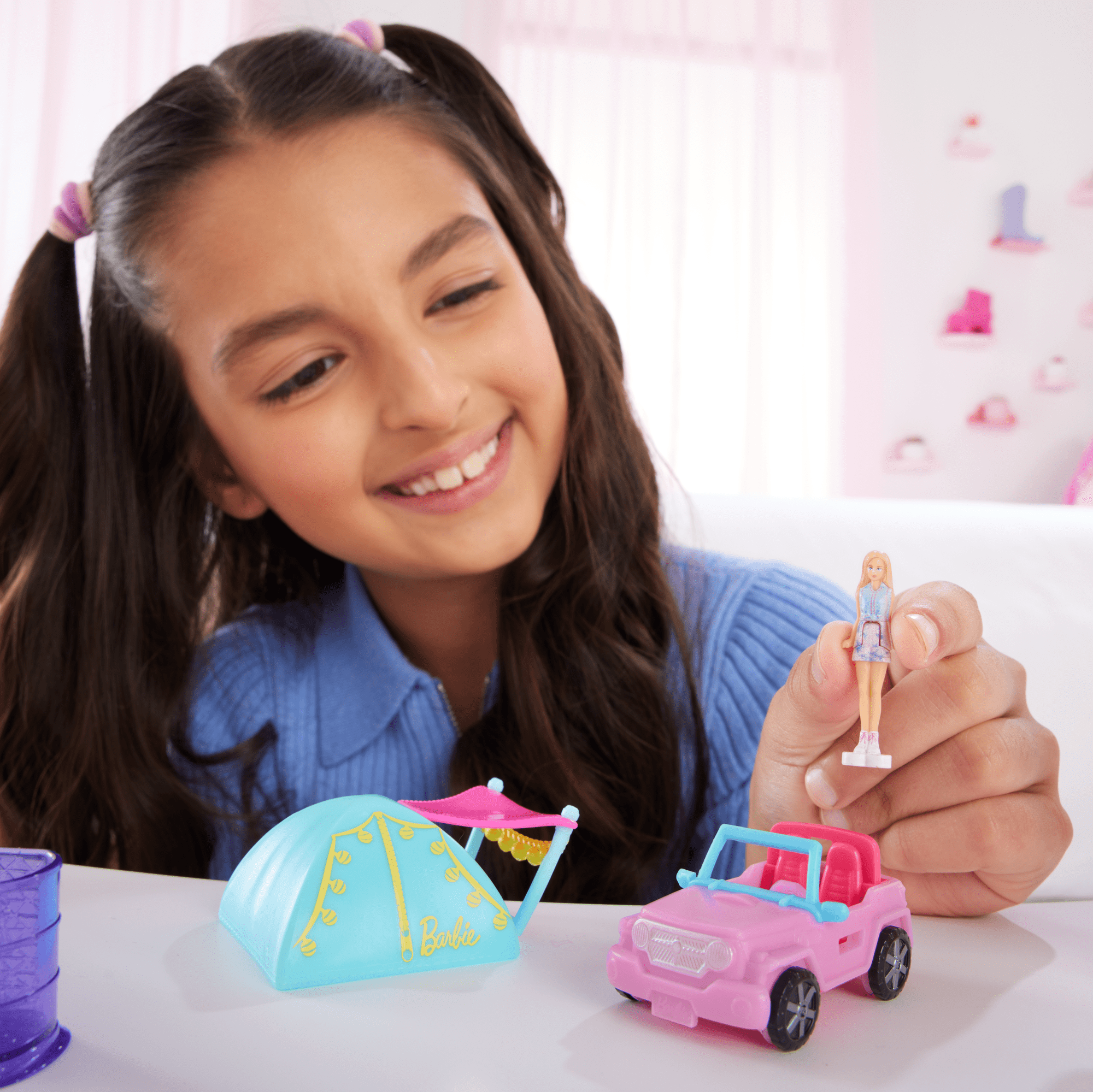 Barbie Mini Barbieland, Set Con Veicolo E Bambola Da 3,8 Cm, Suv Cambia Colore E Tenda