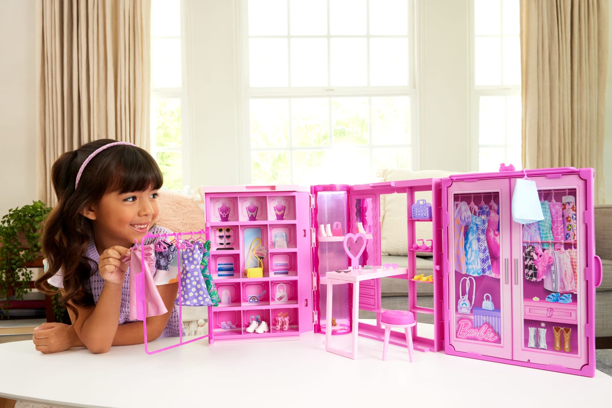 Barbie Δωμάτιο Μόδας Με Ρούχα Και Αξεσουάρ, Πλάτος 91 Εκ. Με 25+ Κομμάτια