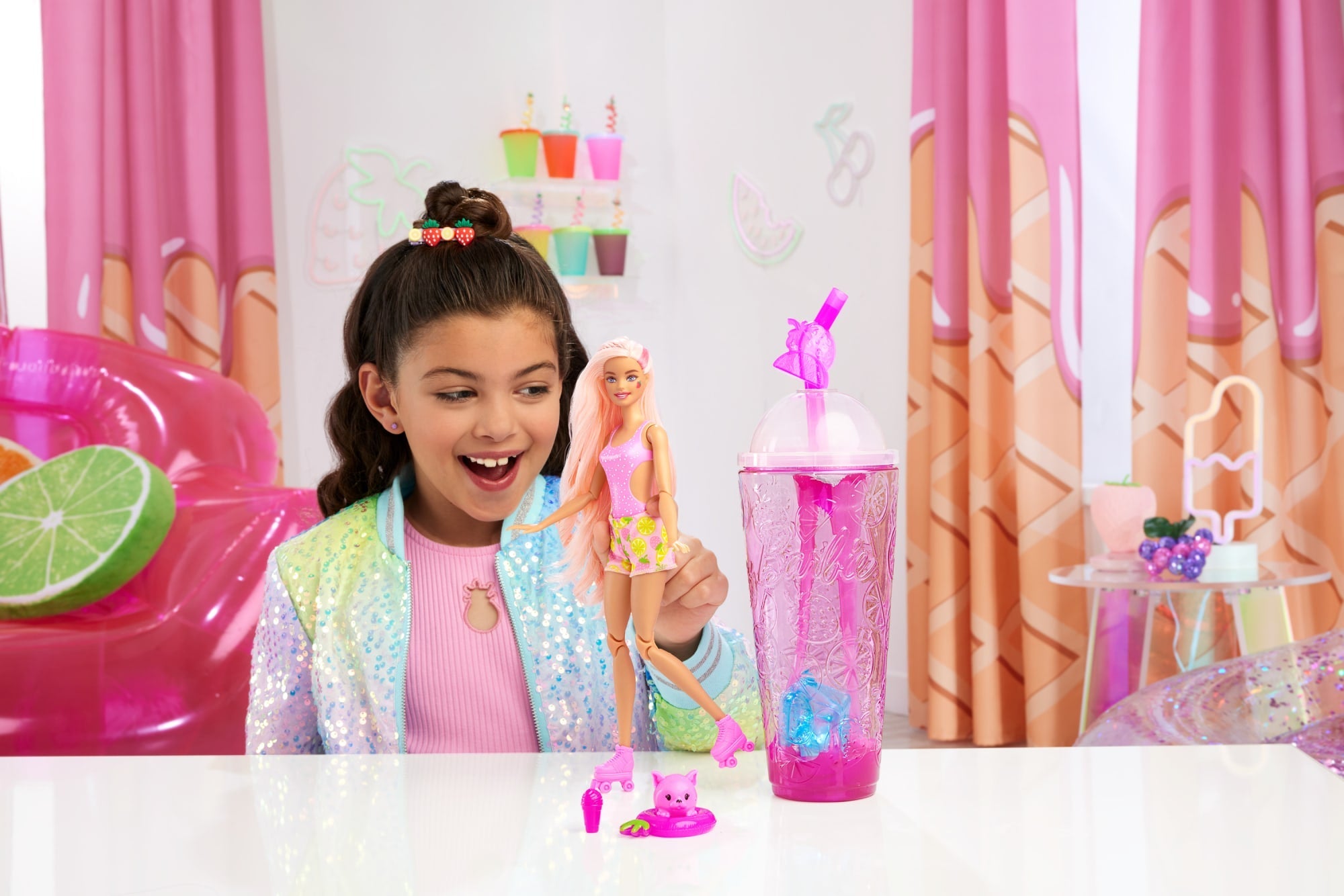 Muñeca Barbie Pop Reveal De La Colección Aroma De Frutas, Muñeca Con Temática De Limonada De Fresa Con Ocho Sorpresas, Entre Las Que Se Incluyen Una Mascota, Slime, Muñecas Perfumadas Y Función De Cambio De Color