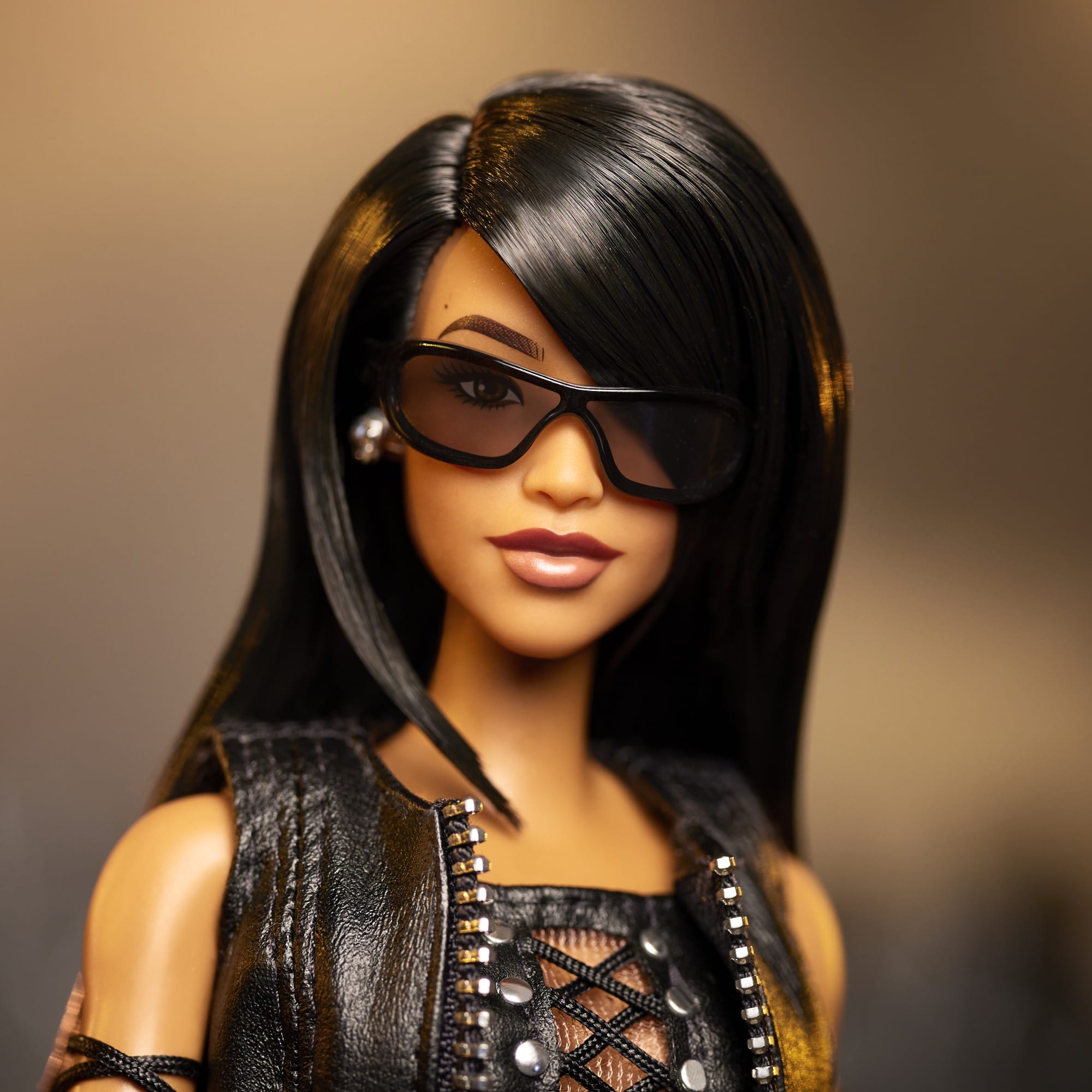 Muñeca De Aaliyah Coleccionable De Barbie Signature Con Un Conjunto De Cuero Negro Sintético