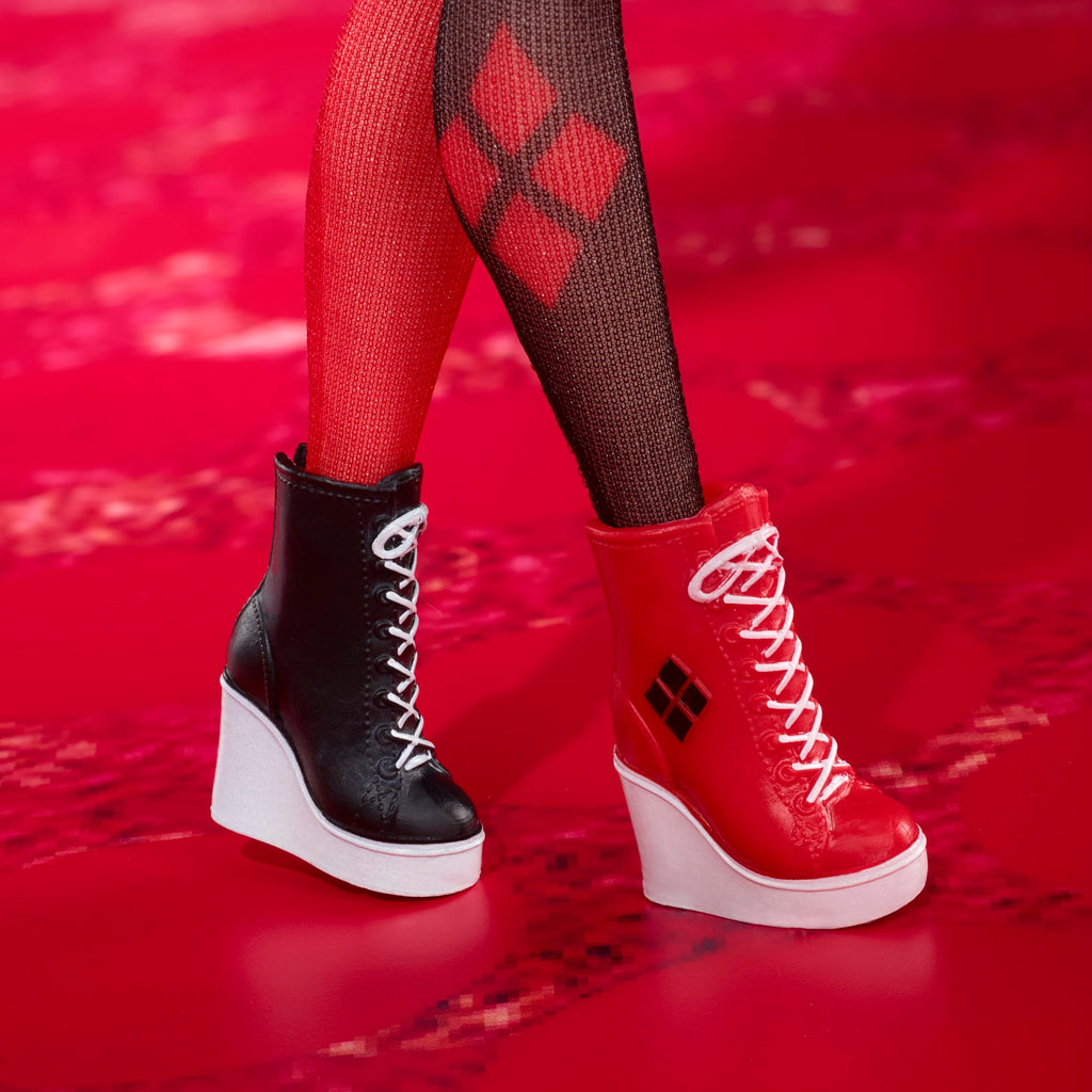 Barbie Signature Bambola Da Collezione  Harley Quinn Con Corpo Snodabile, Abbigliamento Iconico E Accessorio Per Il Martello, Da Collezione Dc Batman 85° Anniversario, Hrm84