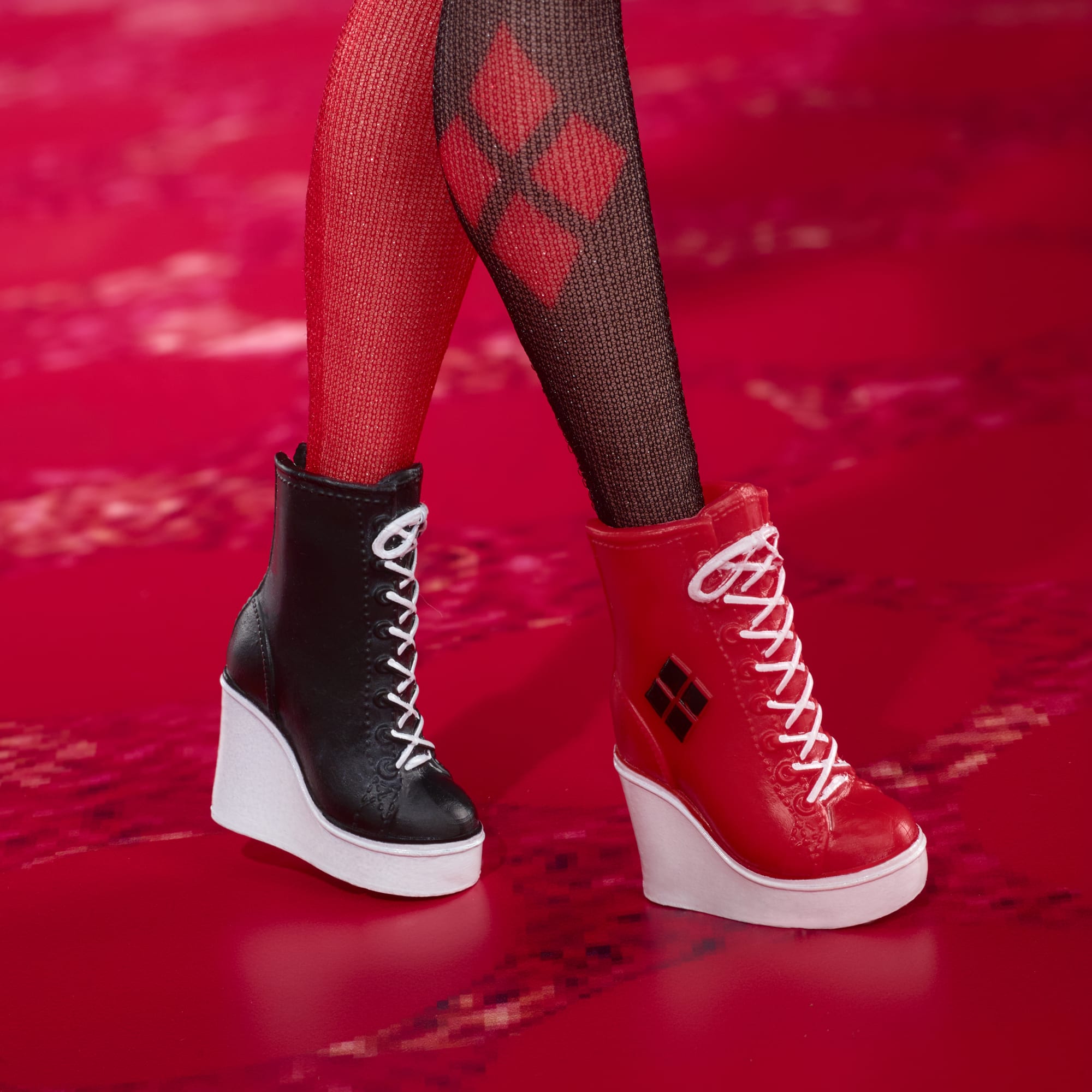 Barbie Signature Bambola Da Collezione  Harley Quinn Con Corpo Snodabile, Abbigliamento Iconico E Accessorio Per Il Martello, Da Collezione Dc Batman 85° Anniversario, Hrm84