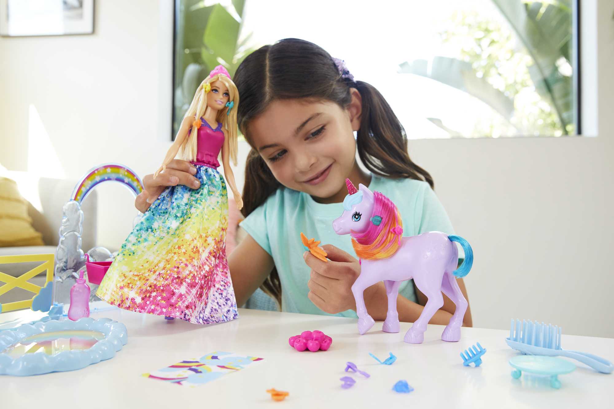 Barbie Dreamtopia Oyun Seti, Barbie Bebek, Tek Boynuzlu At Ve Renk Değiştiren Tuvalet