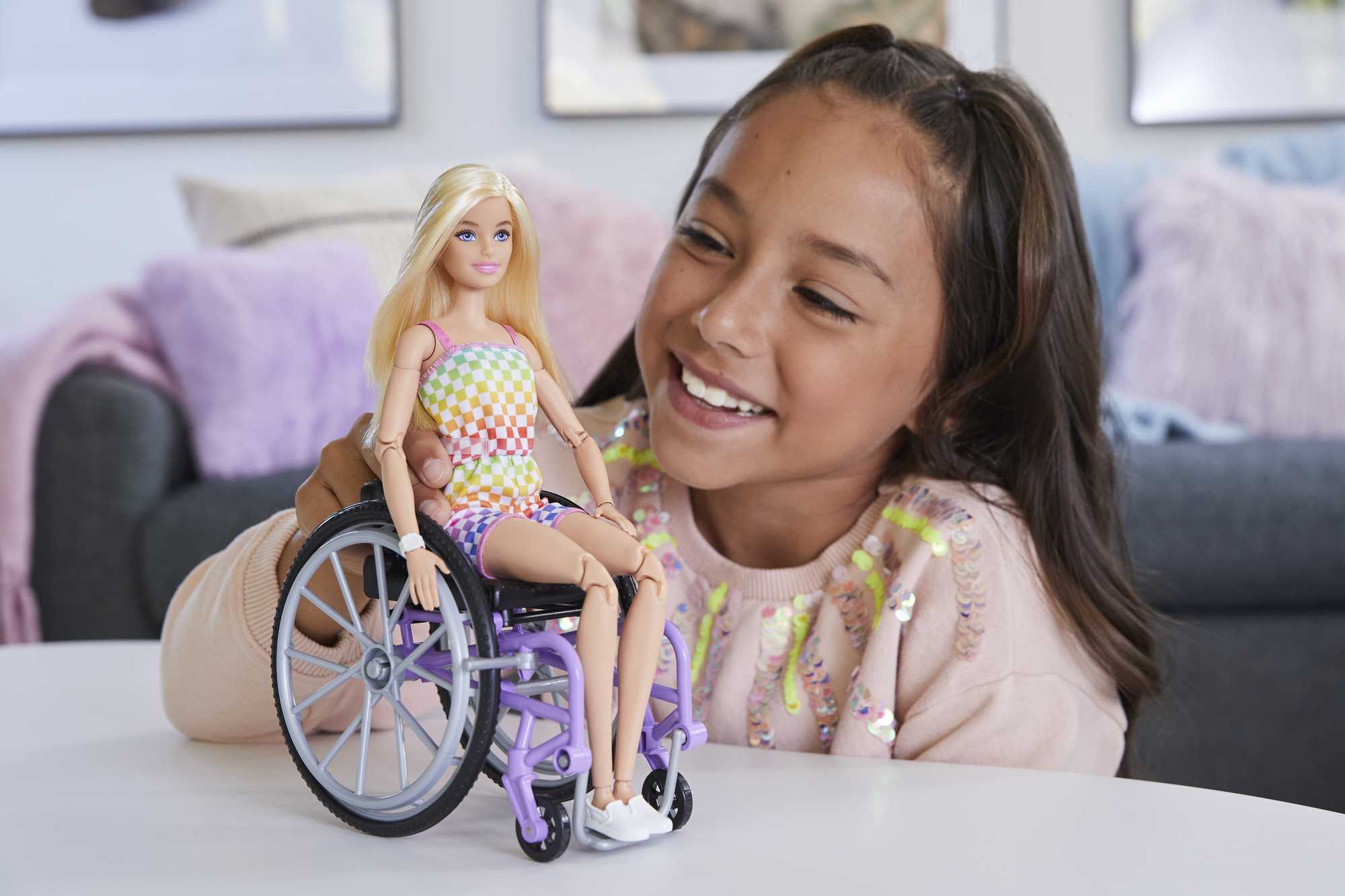 Barbie Fashonistas Lalka blondynka na wózku Strój w kratkę