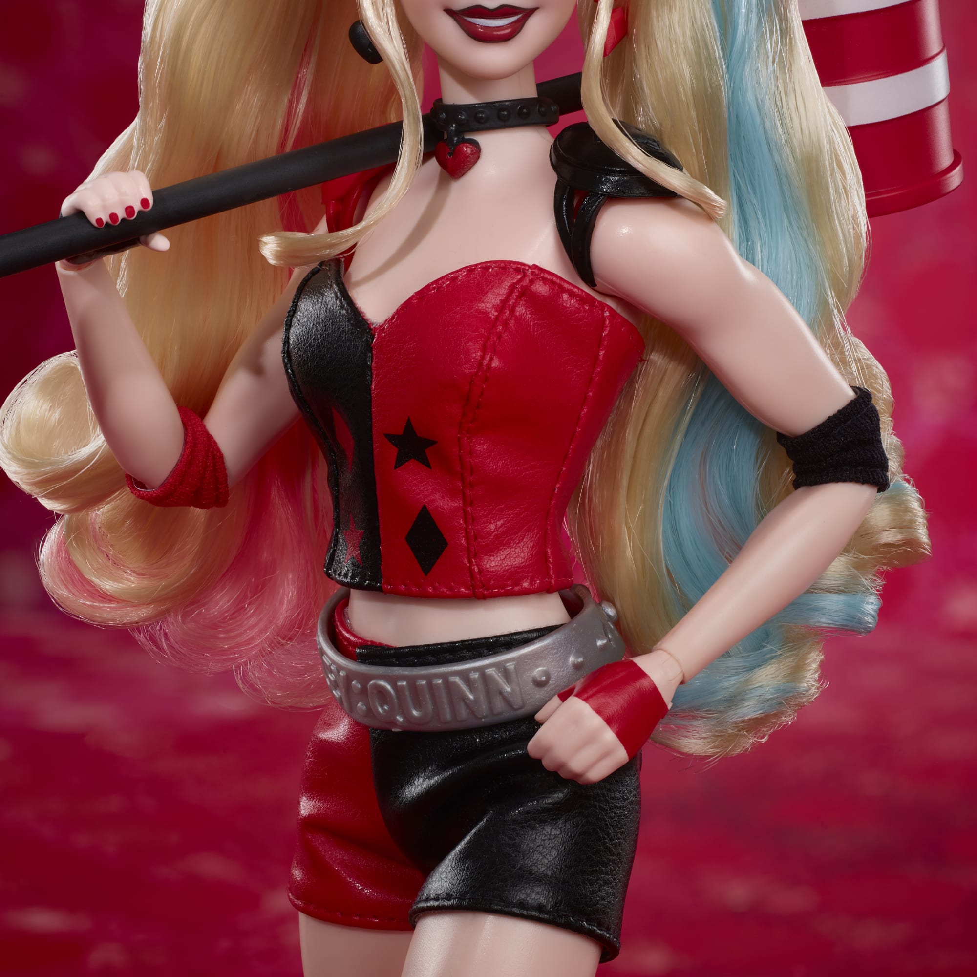 Barbie Signature Bambola Da Collezione  Harley Quinn Con Corpo Snodabile, Abbigliamento Iconico E Accessorio Per Il Martello, Da Collezione Dc Batman 85° Anniversario, Hrm84