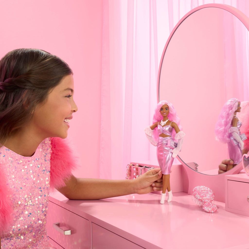 Muñeca Barbie Deluxe Style N.1 Con Vestido Barbiecore En Rosa Brillante Con Guantes De Terciopelo Y Pelo Rosa