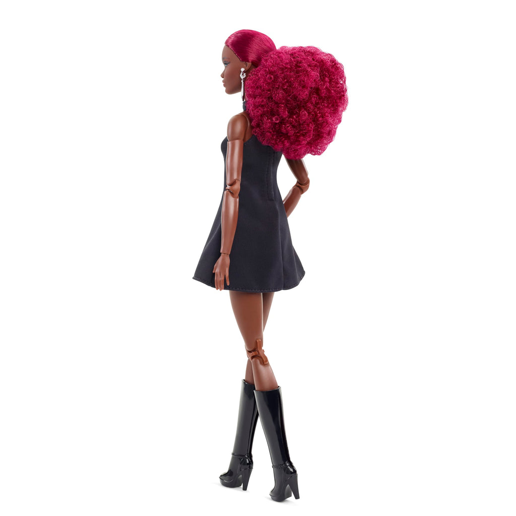 Muñeca De Coleccionista Barbie Basics Modelo 03 Con Pelo Rojo Rizado, Vestido Negro Y Botas