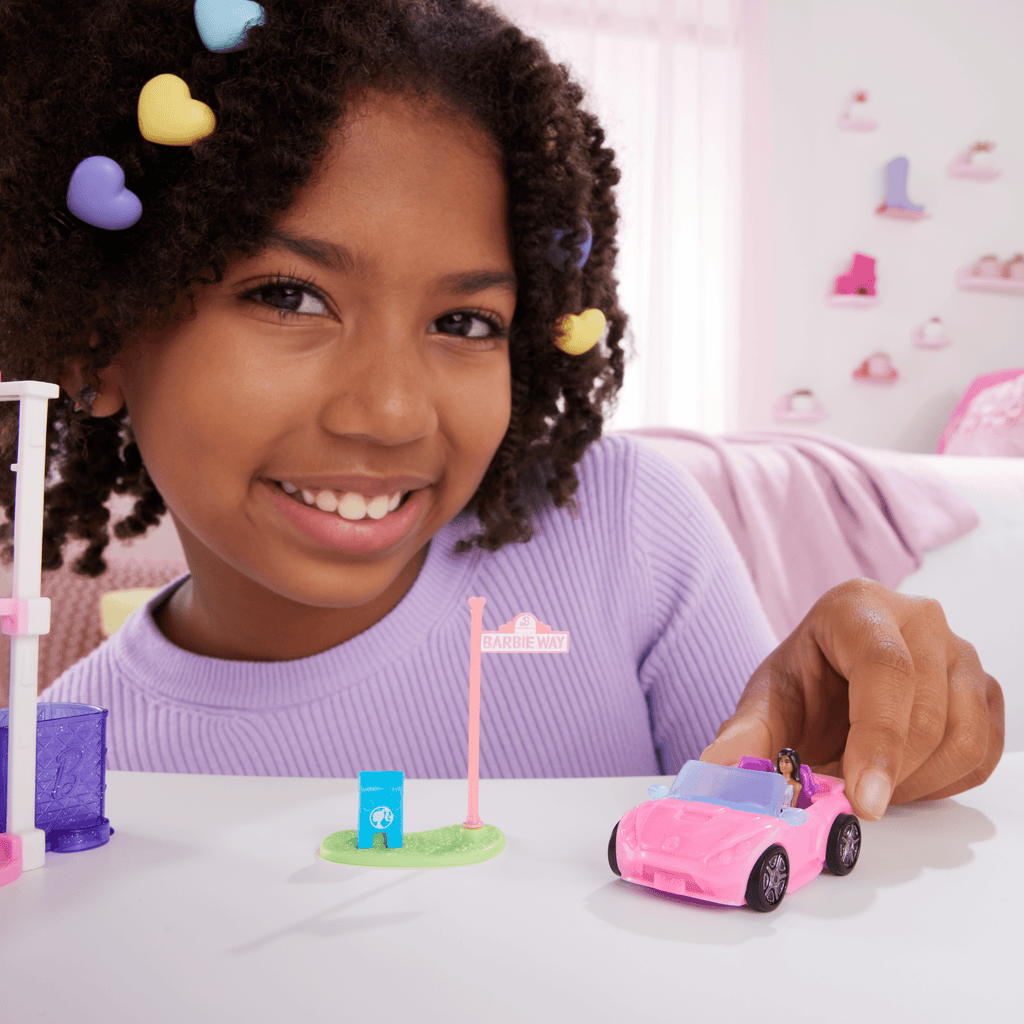 Barbie Mini Barbieland, Set Con Veicolo E Bambola Da 3,8 Cm, Decappottabile Con Effetto Cambia Colore