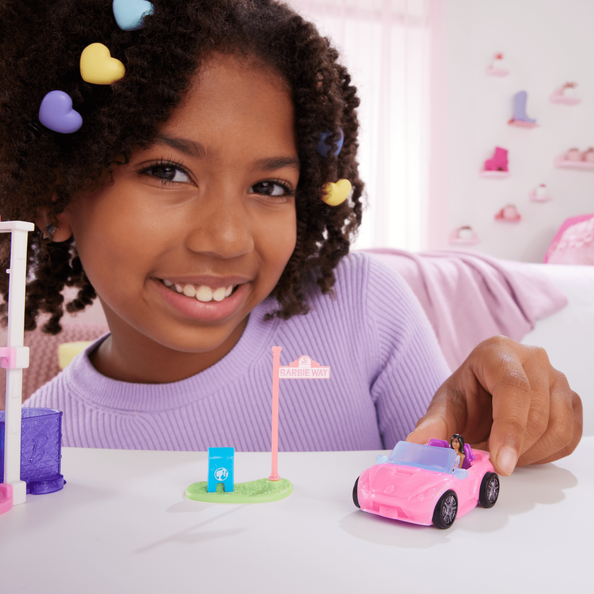 Barbie Mini Barbieland Bebek Ve Araç Seti, 4 Cm Bebek Ve Renk Değiştiren Üstü Açık Araba