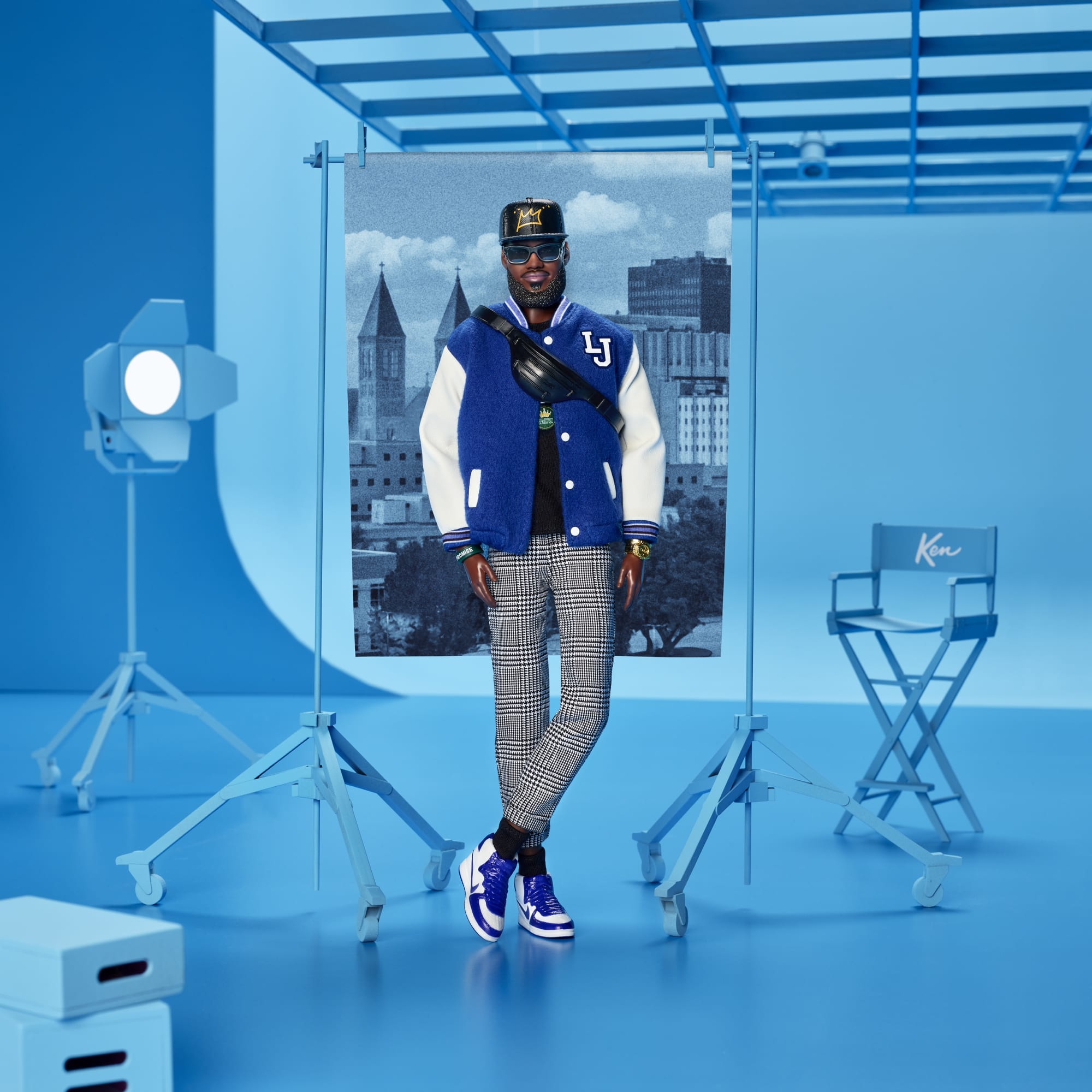 Muñeco Kenbassador Coleccionable De Lebron James De Barbie Signature Con Conjunto De Chaqueta Universitaria Y Accesorios