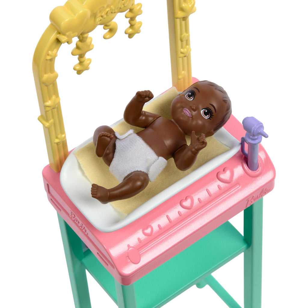 Barbie Kinderärztin-Puppe Mit Blonder Modepuppe, 1 Baby-Patientenpuppe, Möbel Und Zubehör
