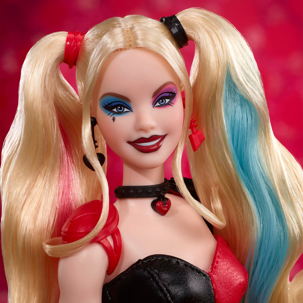 Barbie Signature Bambola Da Collezione  Harley Quinn Con Corpo Snodabile, Abbigliamento Iconico E Accessorio Per Il Martello, Da Collezione Dc Batman 85° Anniversario, Hrm84