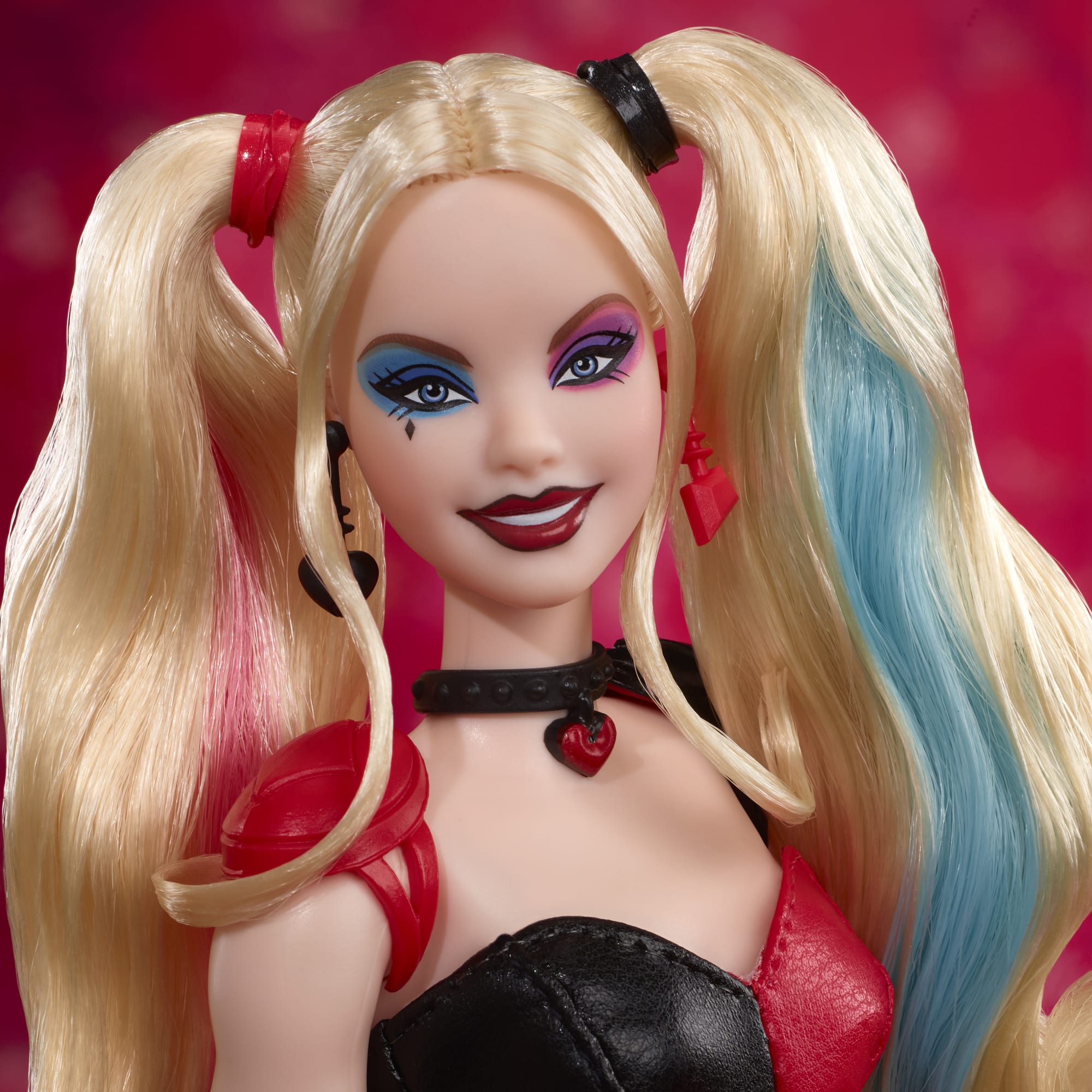 Barbie Signature Bambola Da Collezione  Harley Quinn Con Corpo Snodabile, Abbigliamento Iconico E Accessorio Per Il Martello, Da Collezione Dc Batman 85° Anniversario, Hrm84