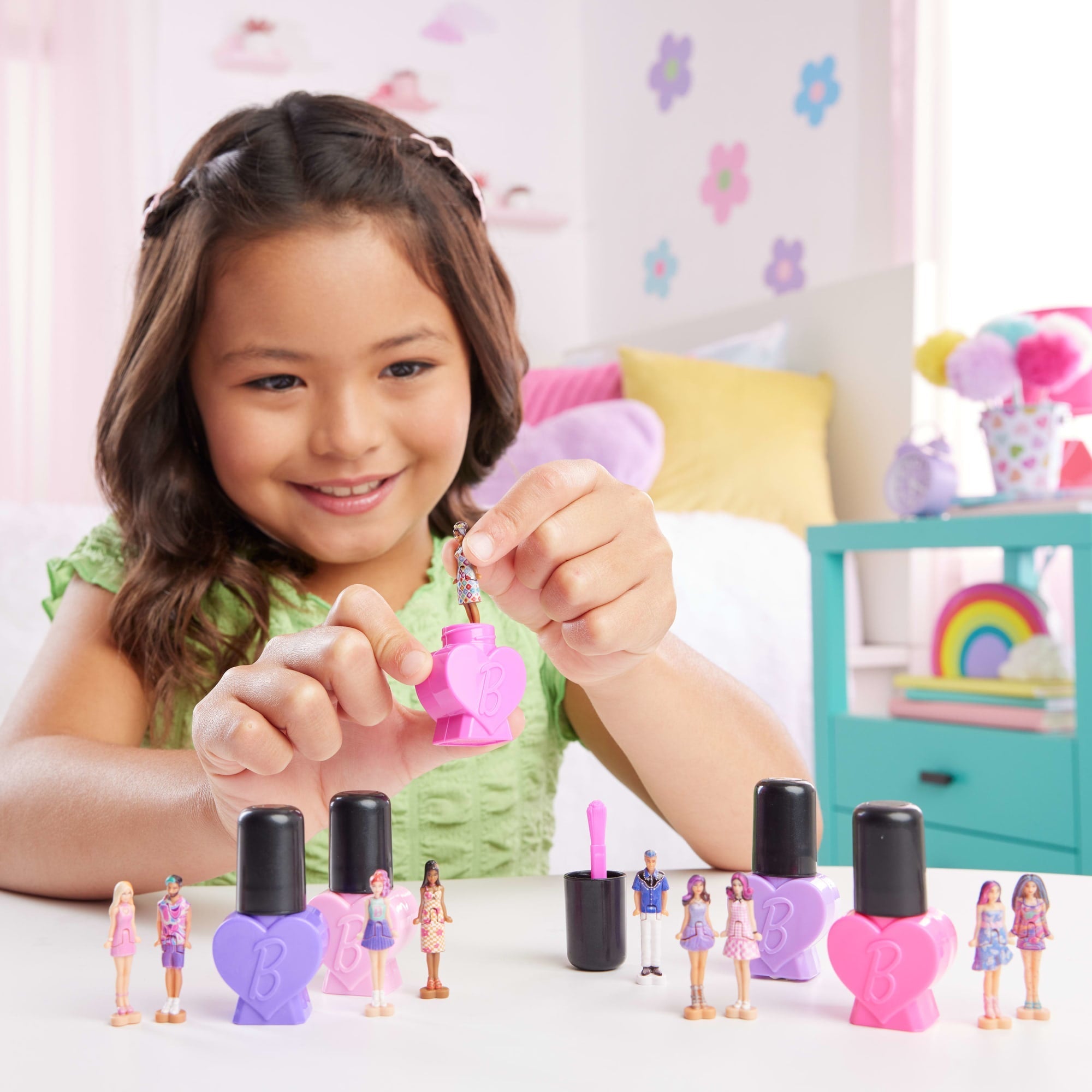 Barbie Mini Barbieland Fashionistas Poppen, Poppen Van 4 Cm in 'nagellakflesje', Verrassende Onthulling (Stijlen Kunnen Variëren)
