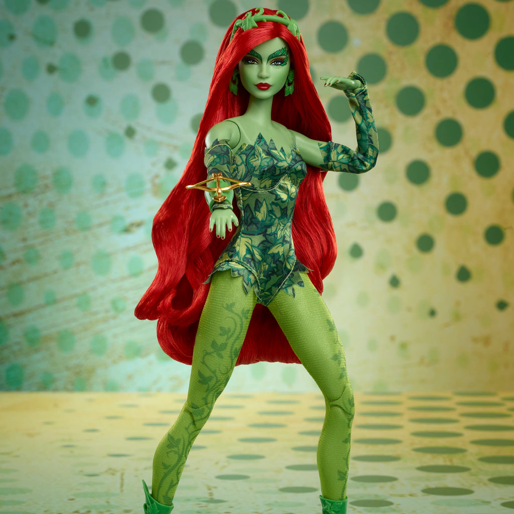 Barbie Signature Poison Ivy, Bambola Da Collezione Con Corpo Snodabile, Abito Iconico E Accessori, Da Collezione Dc Batman 85° Anniversario, Hrm51