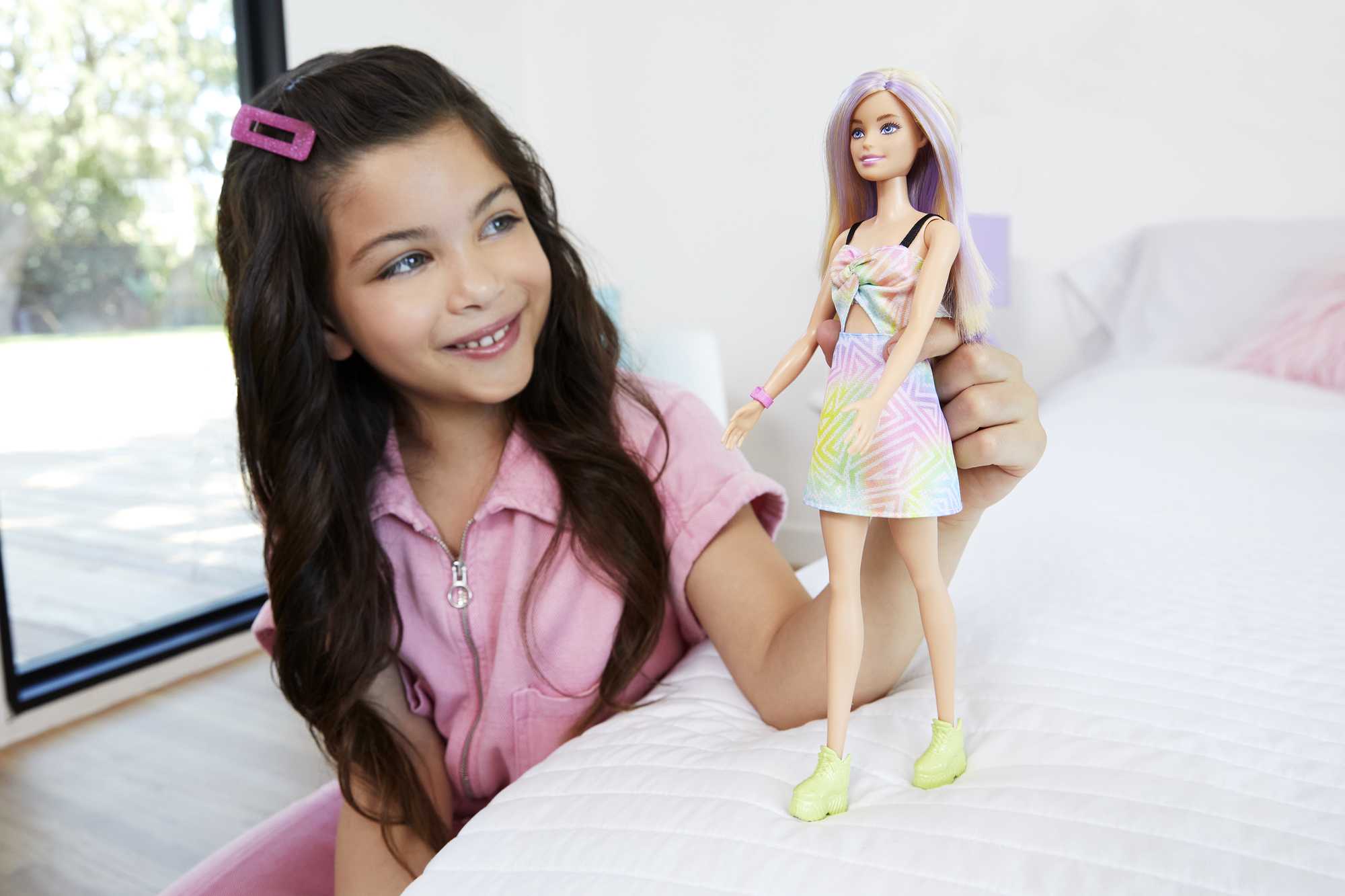 Barbie Fashionistas Puppe Im Freizeitkleid, Violette Strähnen, Für Kinder Von 3 Bis 8 Jahren