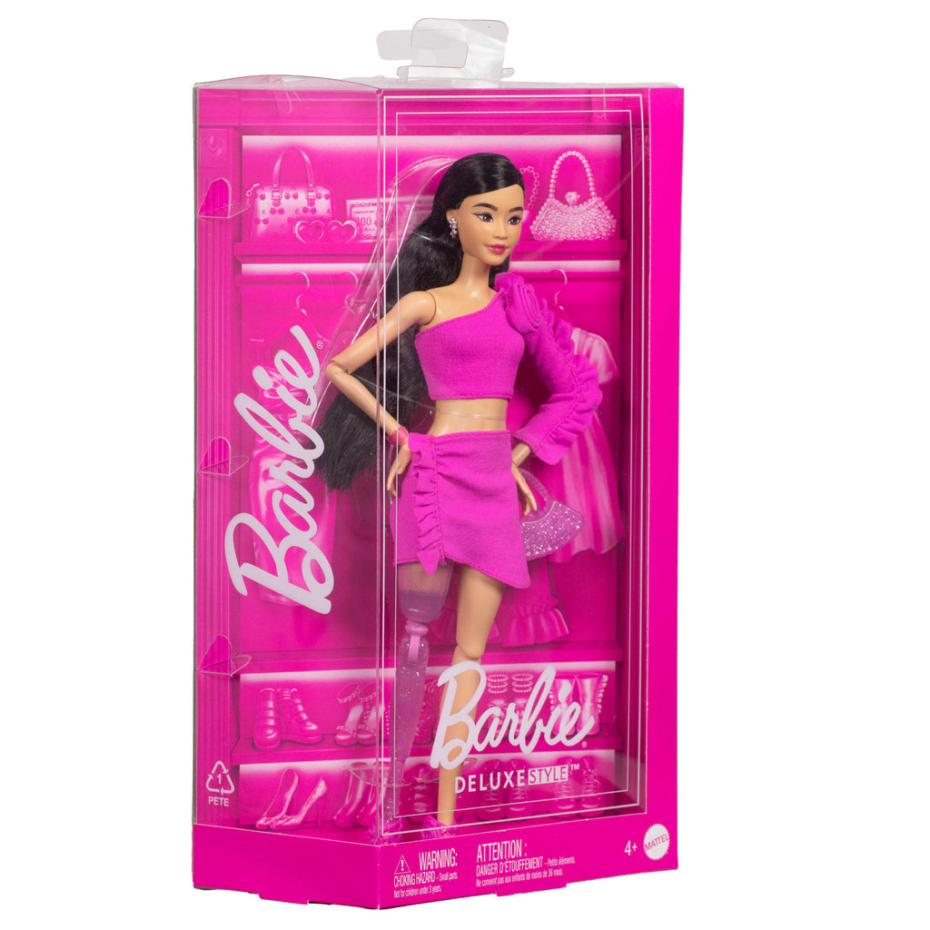 Barbie Luxe Stijl Nr. 2 Pop in Roze Barbiecore Set Met Topje En Rok, Zwart Haar En Beenprothese