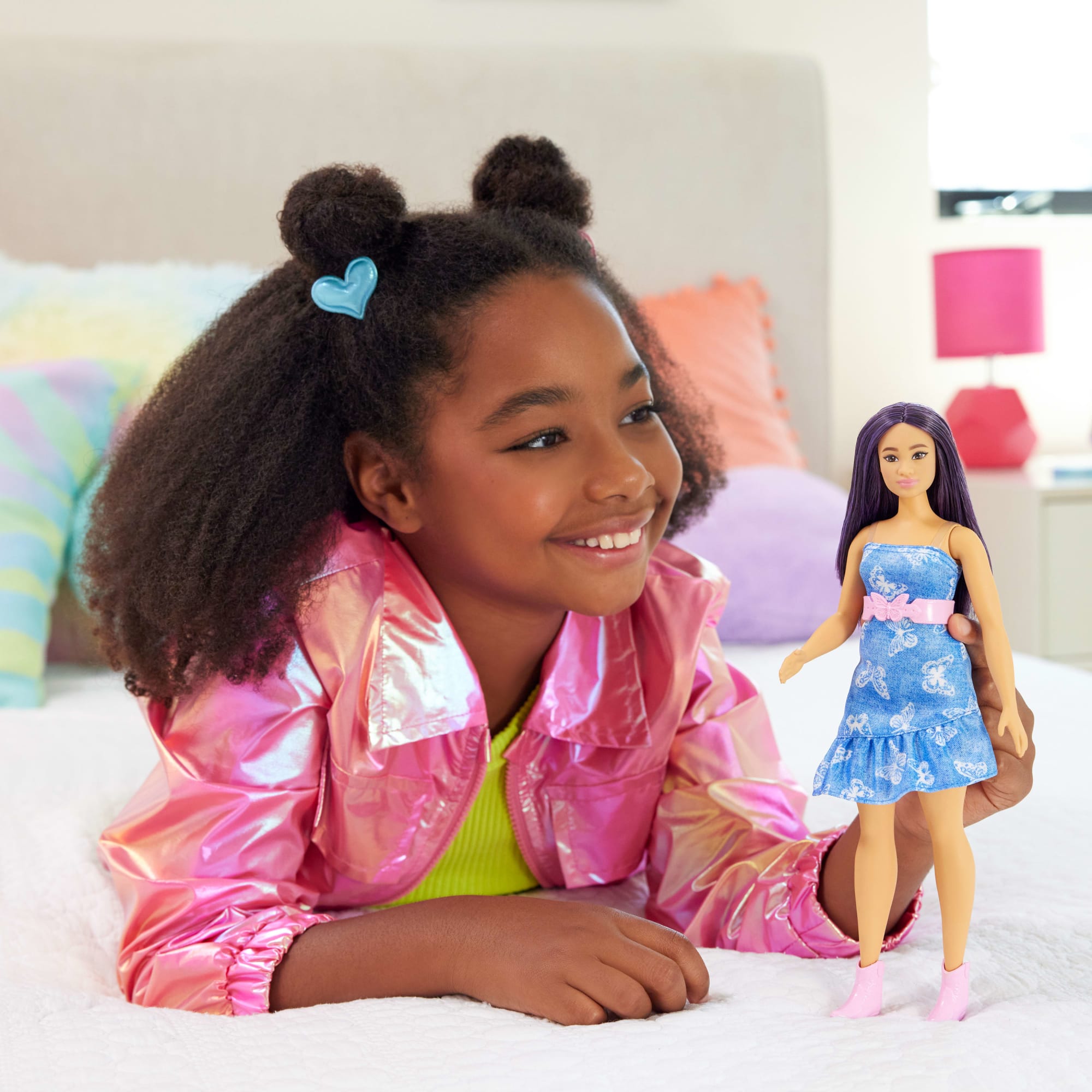 Barbie Fashionistas-Puppe Nr. 231 in Denim-Schmetterlingskleid Mit Rosa Gürtel, Violettes Haar