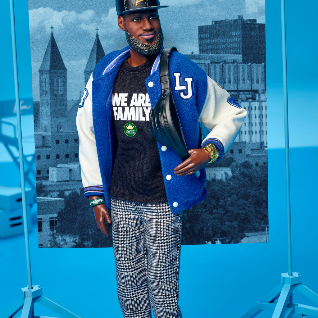 Muñeco Kenbassador Coleccionable De Lebron James De Barbie Signature Con Conjunto De Chaqueta Universitaria Y Accesorios