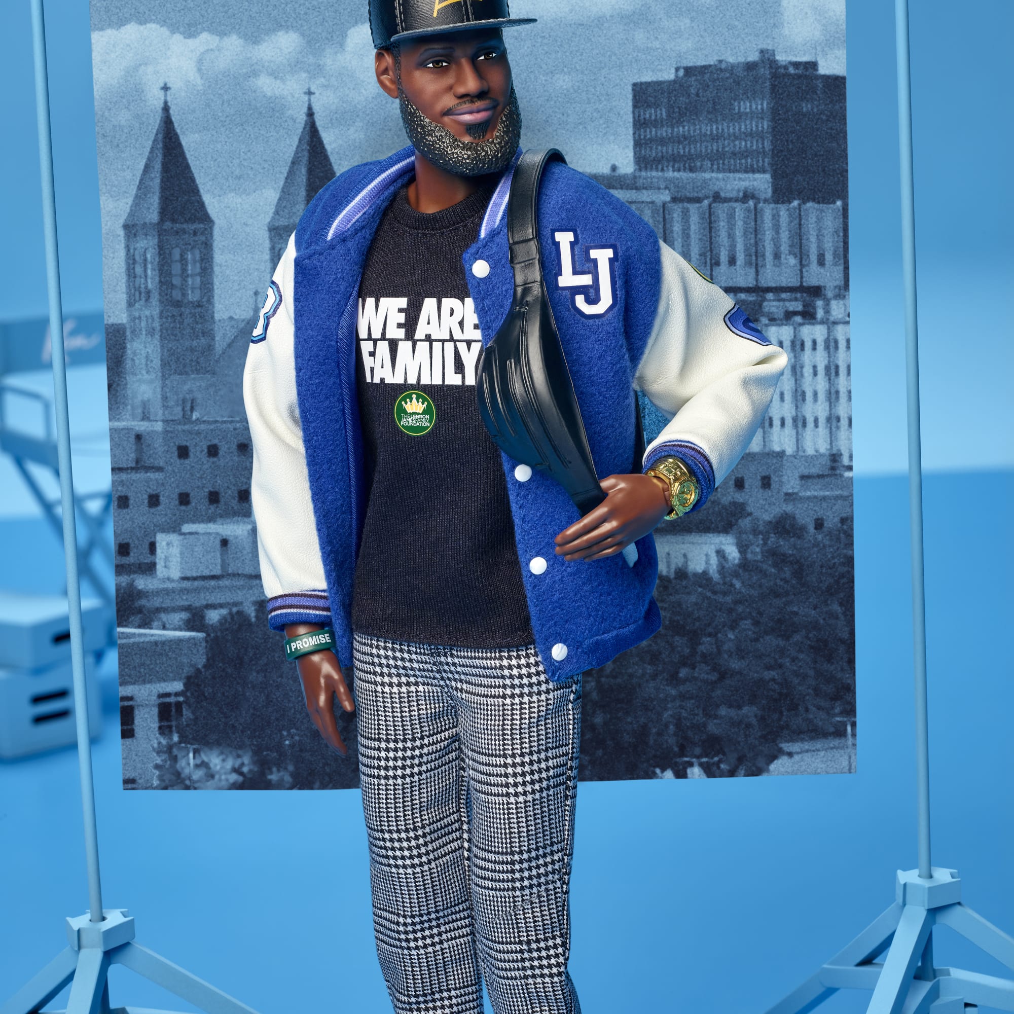 Muñeco Kenbassador Coleccionable De Lebron James De Barbie Signature Con Conjunto De Chaqueta Universitaria Y Accesorios
